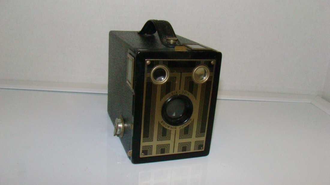 KODAK SIX-20 BROWNIE JR BOX CAMERA (1 of 5)