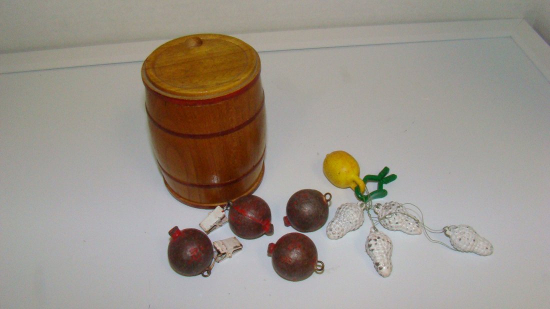 VINTAGE WOOD CIGARETTE HOLDER & 9 TABLE CLOTH WTS (1 of 4)