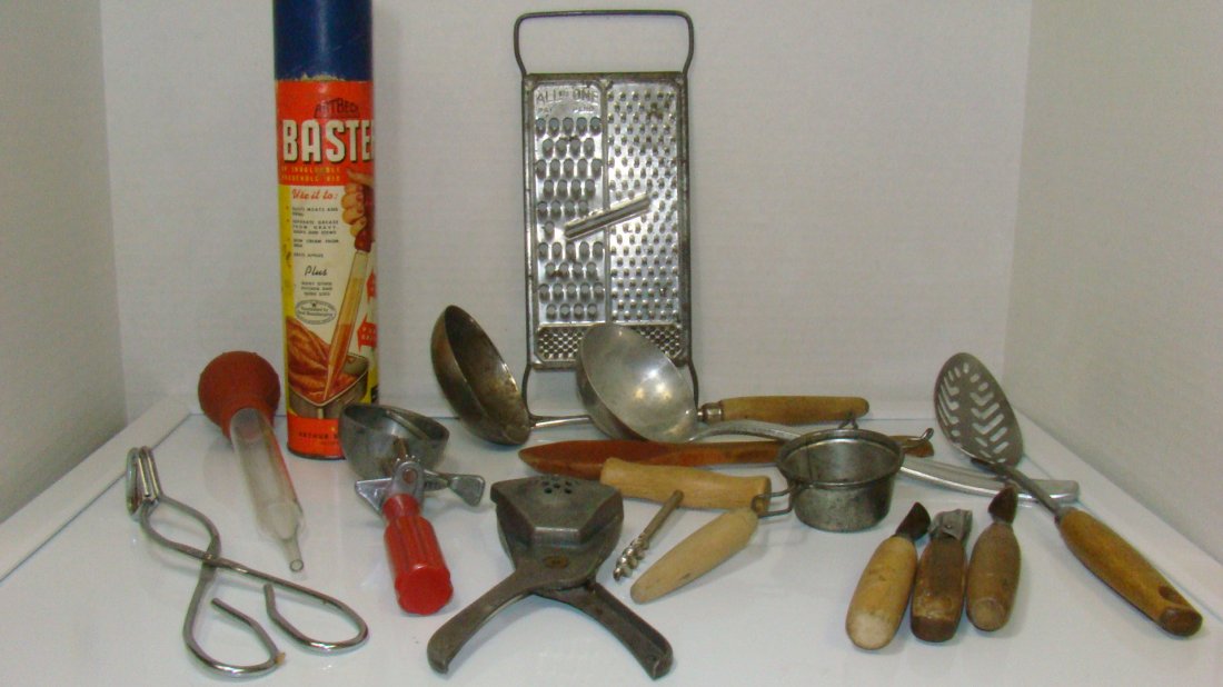 VARIOUS VINTAGE KITHEN UTENSILS (1 of 5)