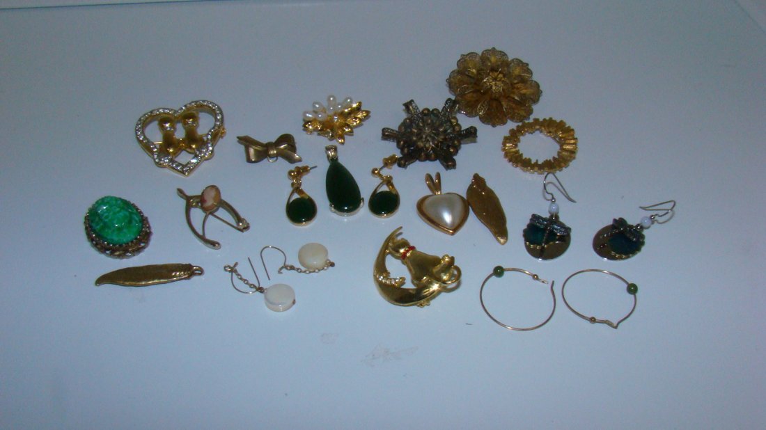 VARIOUS COSTUME BROOCHES, EARRINGS & PENDANTS (1 of 9)