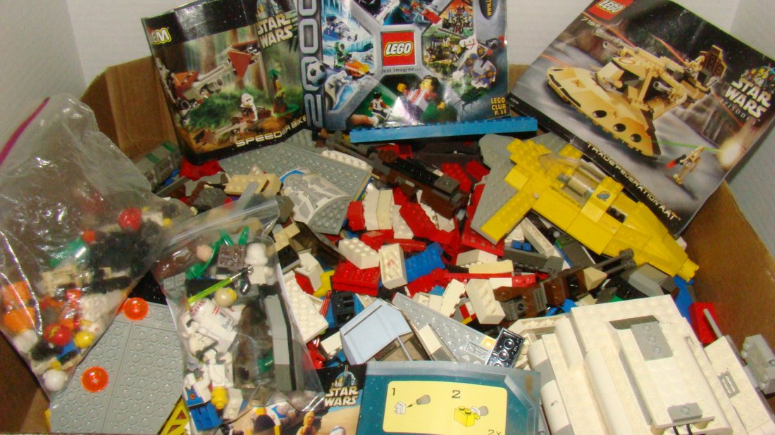 LARGE BOX OF VARIOUS STAR WARS LEGOS (1 of 7)
