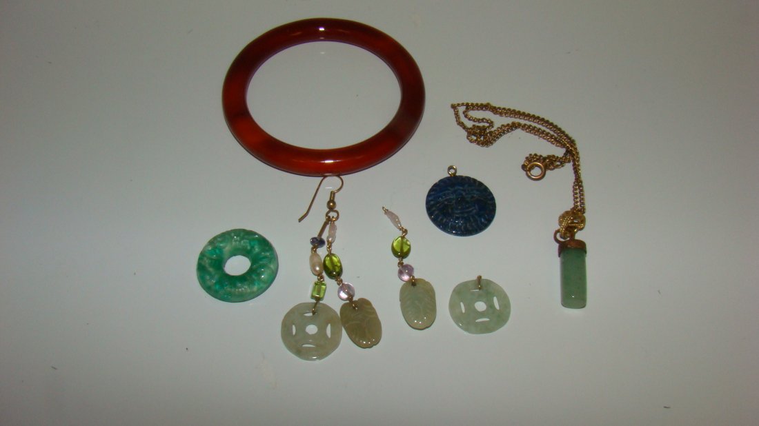 BROWN STONE BRACELET & MISC PIECES OF JADE & LAPIS (1 of 6)