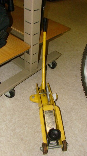 SMALL YELLOW WILMAR HYDRAULIC FLOOR JACK (1 of 1)