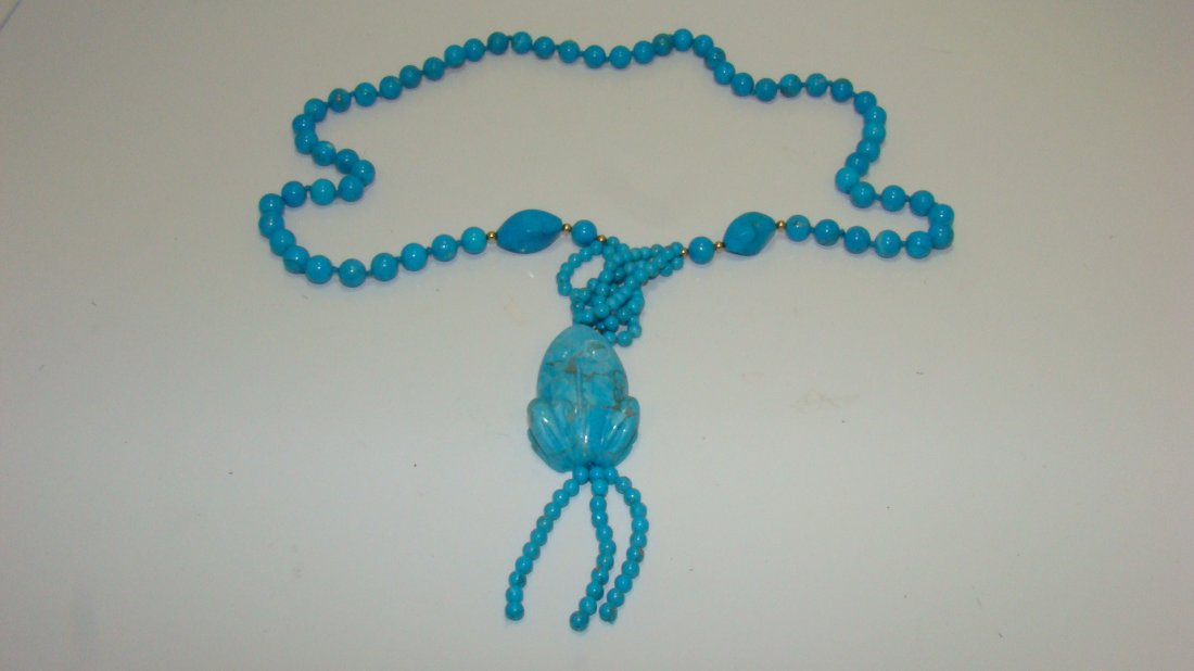 18'' TURQUOISE BEAD NECKLACE & CARVED TURQUOISE FRO: BEAUTIFUL 18'' TURQUOISE BEAD NECKLACE WITH A 2'' CARVED TURQUOISE FROG PENDANT - VARIOUS SIZE BEADS - NO MARKS - GREAT CONDITION - TURQUOISE IS NOT TESTED
