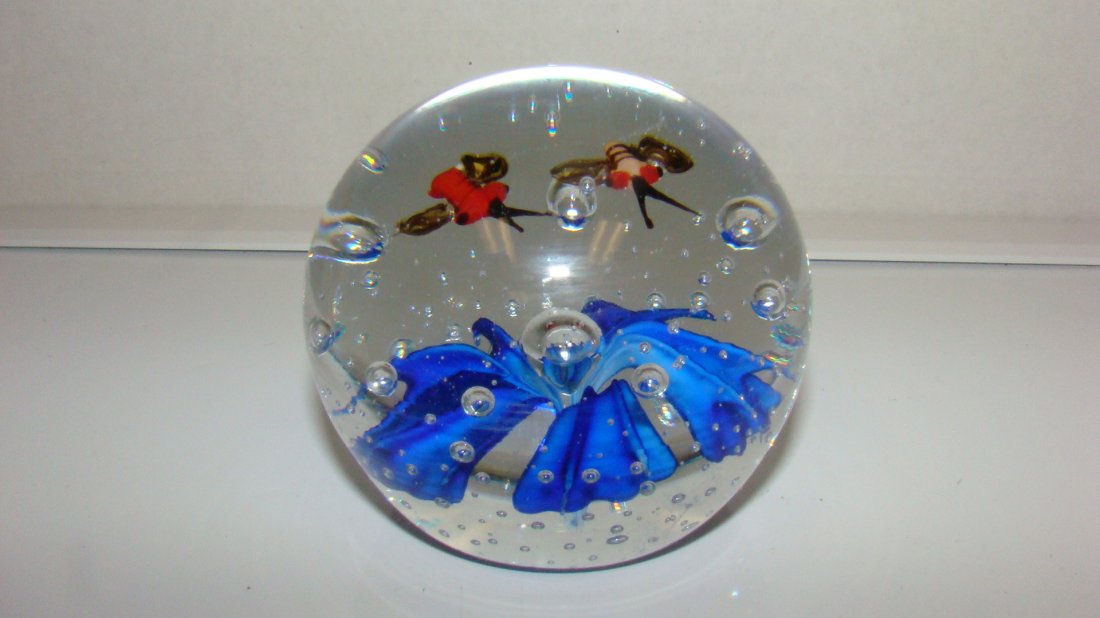 ART GLASS PAPERWEIGHT BLUE FLOWER & 2 BEES