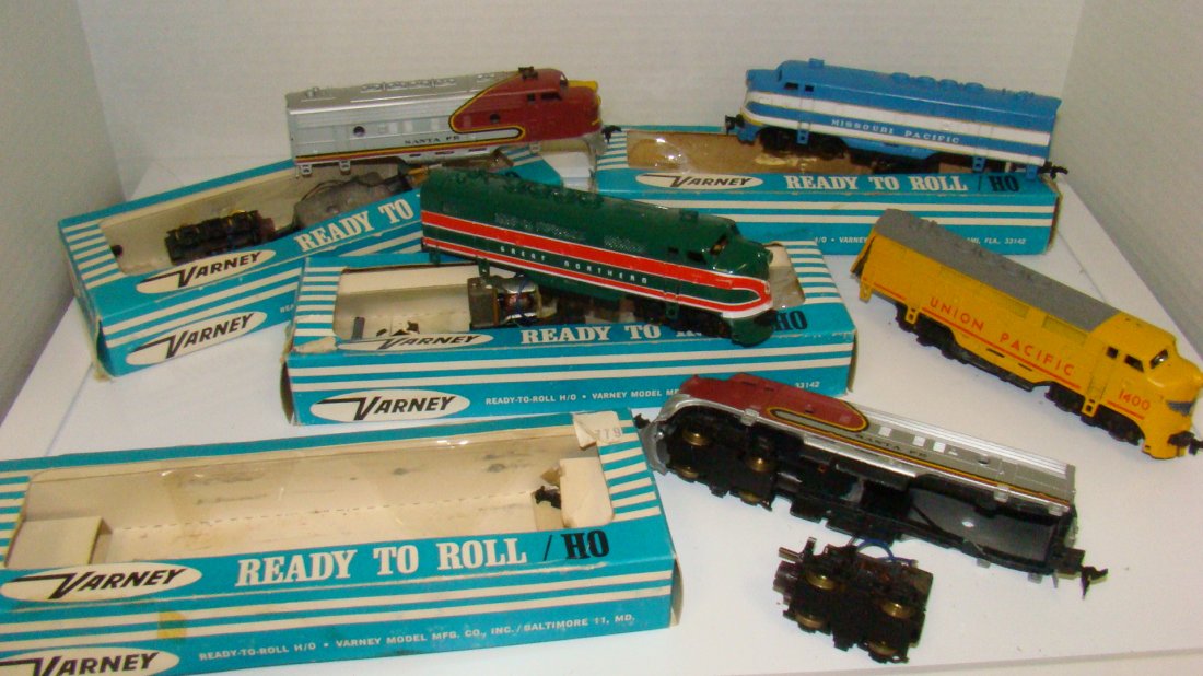 5 VARIOUS ELECTRIC TRAIN CARS-USED FOR PARTS (1 of 10)