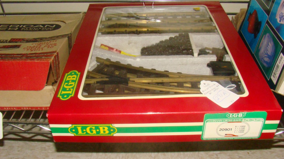 LGB NO. 20901 BRASS TRACK EXPANSION SET: LGB NO. 20901 BRASS TRACK EXPANSION SET - G SCALE - MISSING (1) 1000 TRACK AND (1) 1030 TRACK - APPEARS TO BE IN GOOD CONDITION BUT NOT TESTED - ORIGINAL BOX - BOX SHOWS MINOR WEAR AND TEAR -FROM THE