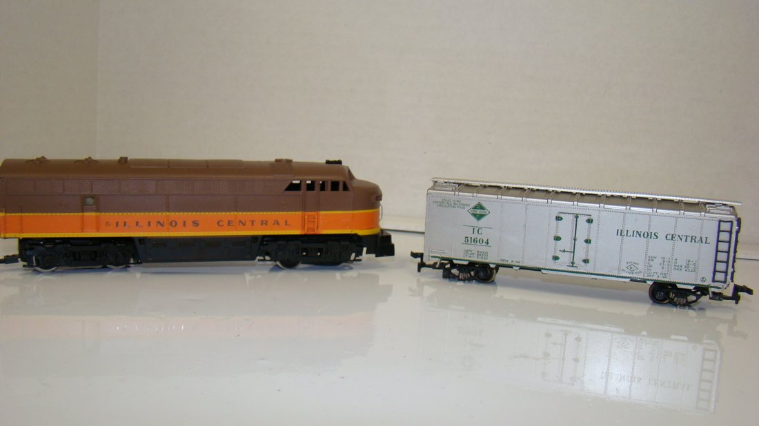 LIONEL NO. 0505 & 51604 RIVA ROSSI LOCOMOTIVE & CA: VINTAGE LIONEL NO. 0505 RIVA-ROSSI ILLINOIS CENTRAL LOCOMOTIVE - MISSING FRONT WHEELS AND A LIONEL NO. 51604 RIVA-ROSSI ILLINOIS CENTRAL BOX CAR - BOTH UNTESTED - FROM THE COLLECTION OF A 97 YEAR OLD 