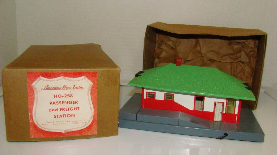 AMERICAN FLYER 258 PASSENGER & FREIGHT STATION (1 of 6)