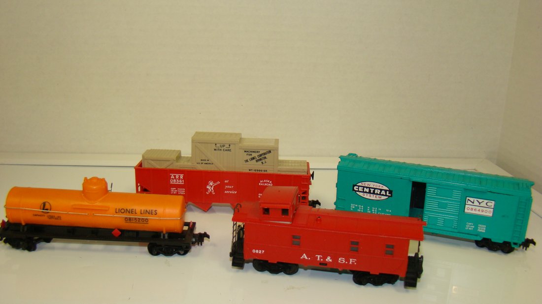 4 LIONEL ''HO'' ELECTRIC TRAIN CARS (1 of 9)