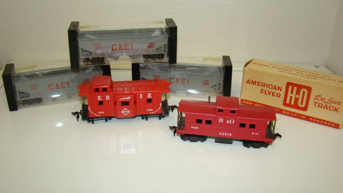 6 VARIOUS AMERICAN FLYER HO CARS: 6 VARIOUS AMERICAN FLYER HO CARS - RED CABOOSE - B&O 33519 CABOOSE - ERIE 33618 CABOOSE AND 3 C&E 33211 GONDOLA CARS - 2 OF THE GONDOLAS NEED VERY MINOR REPAIR - ALL UNTESTED - FROM THE COLLECTION OF 