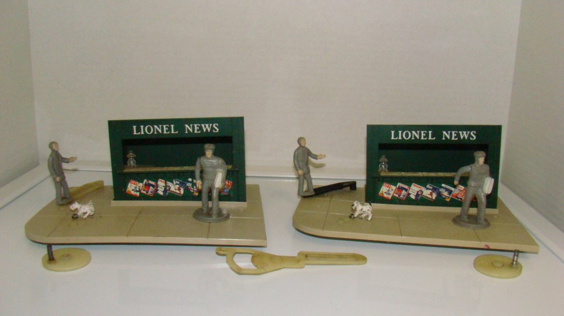 2 LIONEL NO. 128 NEWS STANDS-AS-IS (1 of 9)