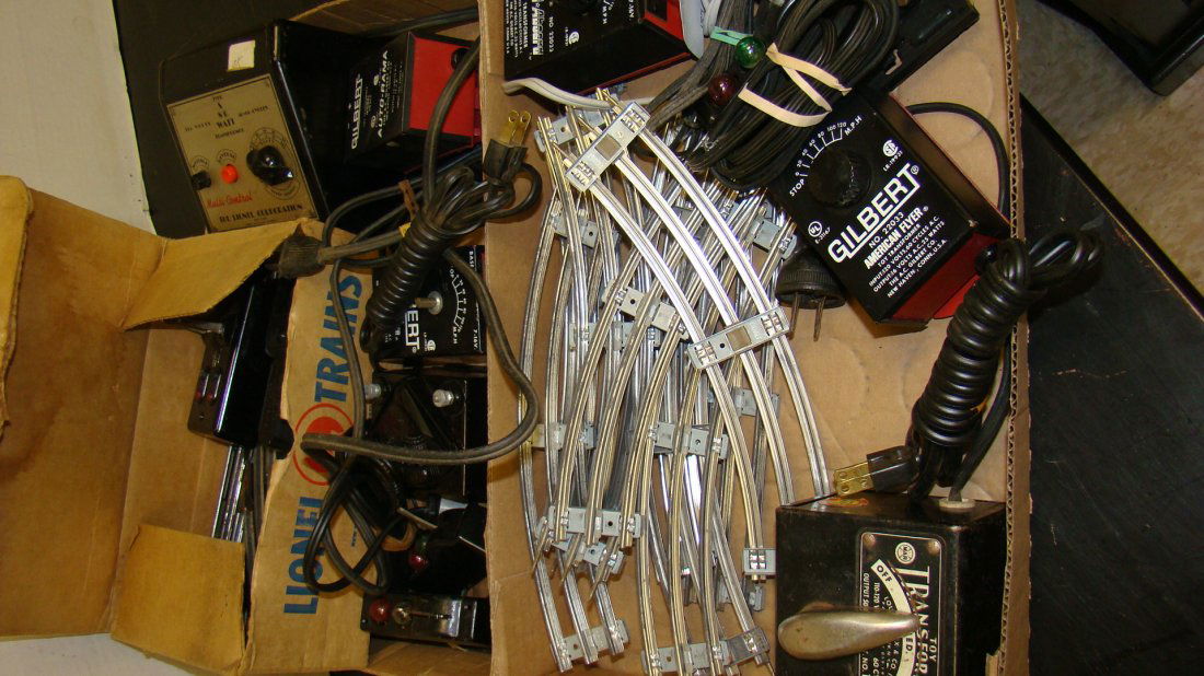 2 BOXES LIONEL SWITCHES-TRANSFORMERS & TRACK (1 of 6)