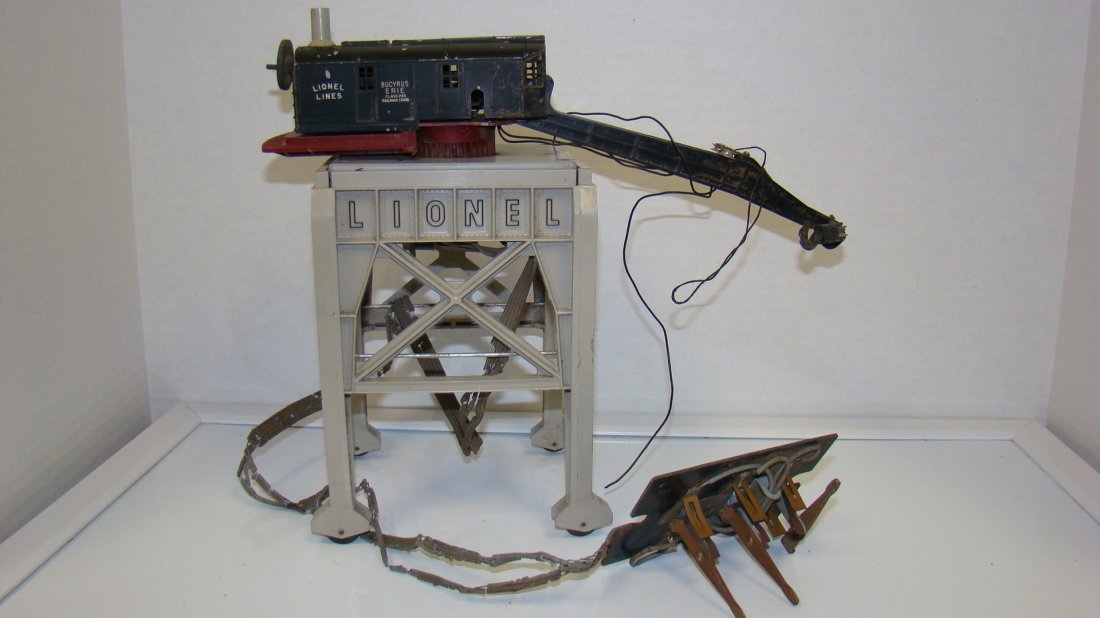 LIONEL CLASS 250 RAILROAD CRANE: VINTAGE LIONEL CLASS 250 BUCYRUS ERIE RAIL ROAD CRANE - AS-IS - NEEDS RESTORATION - SEE PICTURES FOR MORE DETAIL - GOOD PROJECT - FROM THE COLLECTION OF A 97 YEAR OLD CERTIFIED LIONEL REPAIR PERSON