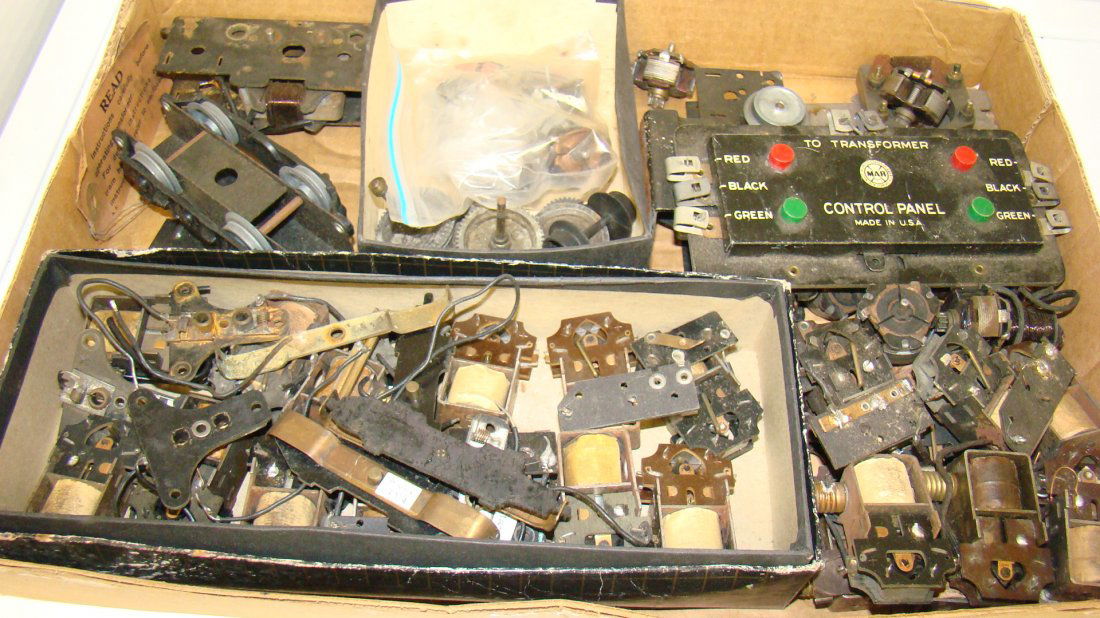 BOX-VARIOUS VINTAGE ELECTRIC TRAIN PARTS & PIECES (1 of 5)