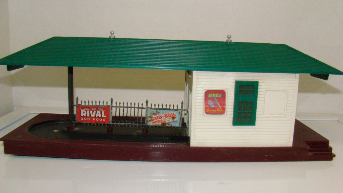 LIONEL NO. 356 AUTOMATED FREIGHT STATION: LIONEL NO. 356 AUTOMATED FREIGHT STATION - NOT COMPLETE - UNTESTED - COMES WITH THE STATION - MOST OF THE WINDOW DECALS AND FENCE SIGNS - UNTESTED - FROM THE ESTATE OF A 97 YEAR OLD CERITFIED LIONEL R