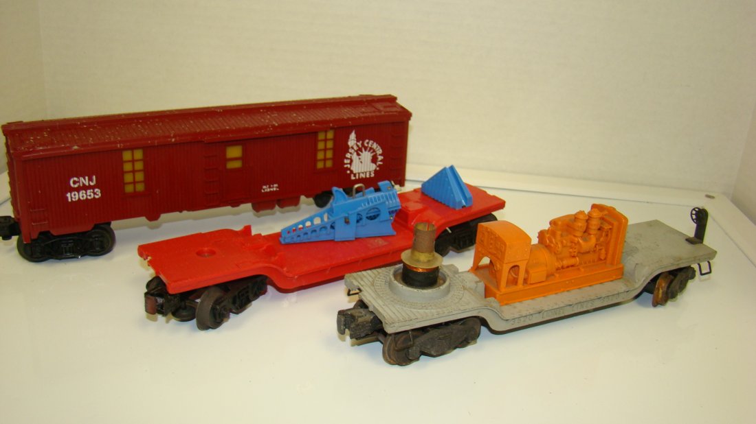 LIONEL NO. 19653-3520 & MISSLE LAUNCHER: LIONEL NO. 19653 CNJ BOX CAR - NO. 3520 SEARCH LIGHT TRANSPORT - MISSING THE SEARCH LIGHT AND A MISSLE LAUNCHER FLAT CAR - NO MISSLE - UNTESTED - FROM THE COLLECTION OF A 97 YEAR OLD CERTIFIED LIONEL 