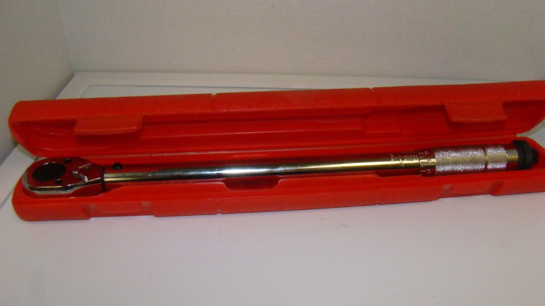 PITTSBURGH CLICK STYLE TORQUE WRENCH W/ CASE (1 of 6)