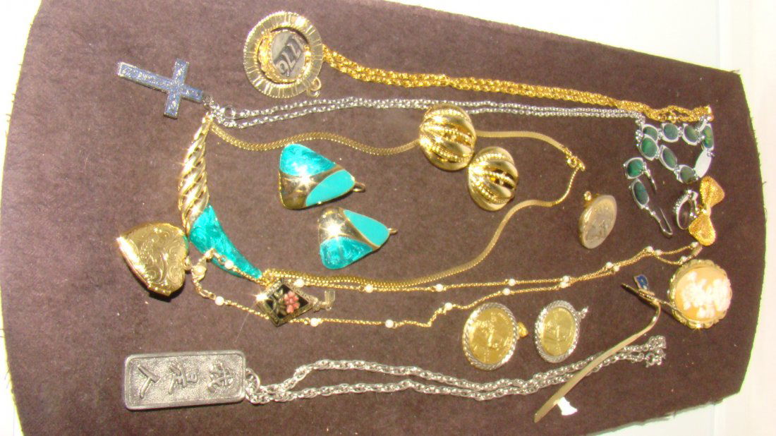 TRAY OF VARIOUS COSTUME JEWELRY (1 of 6)