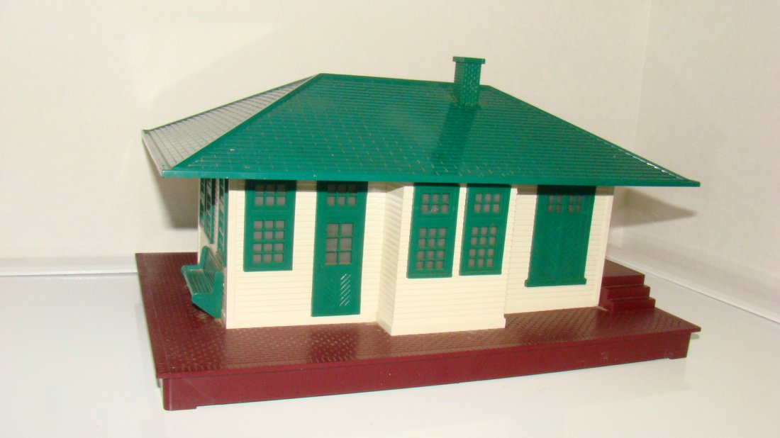 LIONEL NO. 133 ILLUMINATED STATION: LIONEL NO. 133 ILLUMINATED STATION - CREAM COLOR BUILDING - GREEN ROOF AND WINDOW TRIM - MARKED ON BOTTOM - UNTESTED - FROM THE ESTATE OF A 97 YEAR OLD CERTIFIED LIONEL REPAIR PERSON