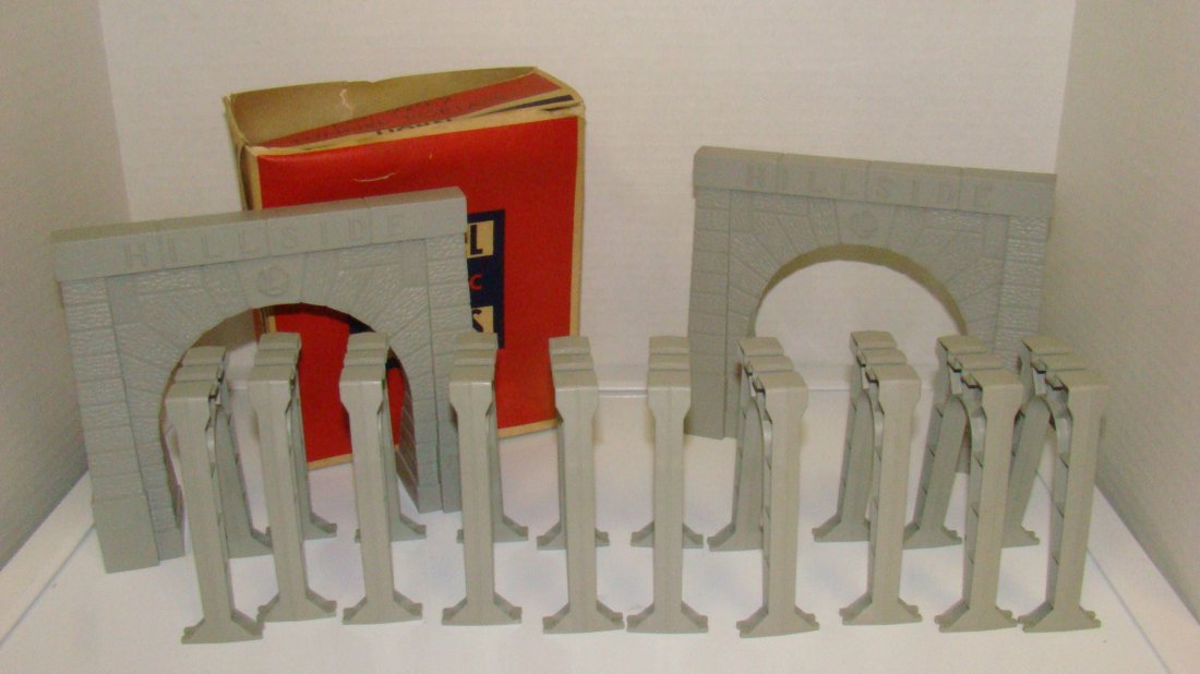 LIONEL NO. 920-2 TUNNEL PORTALS & SET OF TRESTLES (1 of 5)