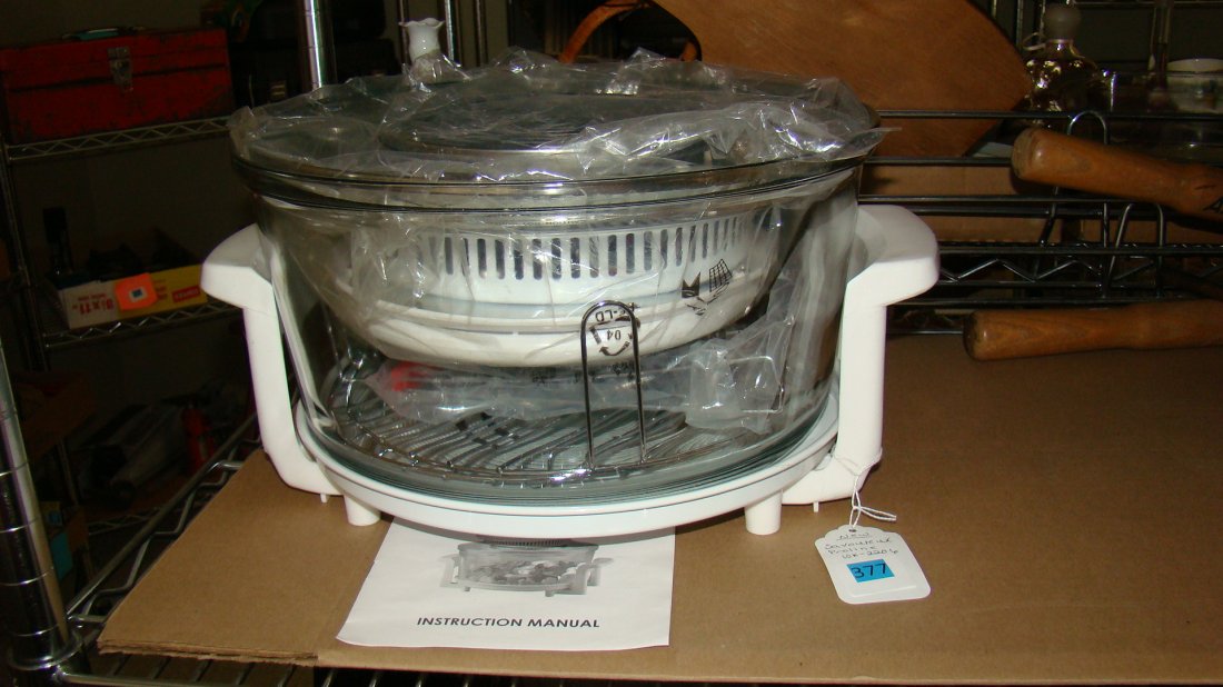 NEW SAVOUREUX PRO LINE CONVECTION OVEN: NEW SAVOUREUX PRO LINE CONVECTION OVEN - MODEL WK-2206 - NO BOX - STILL IN PLASTIC - INSTRUCTION MANUAL - BUYER RESPONSIBLE FOR MAKING SHIPPING ARRANGEMENTS