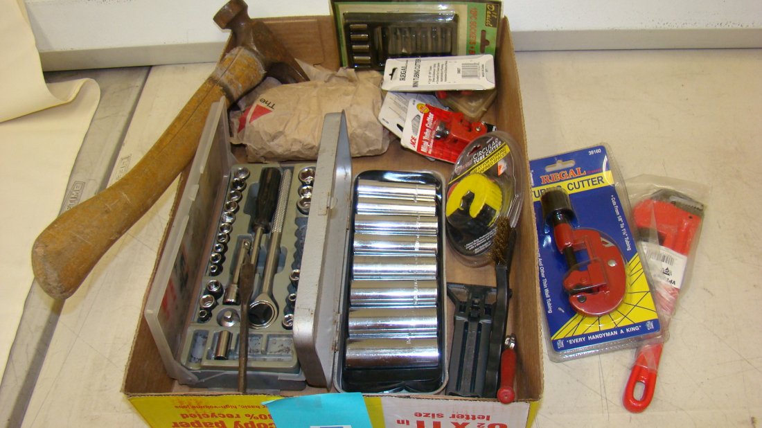 BOX OF HAND TOOLS (1 of 5)