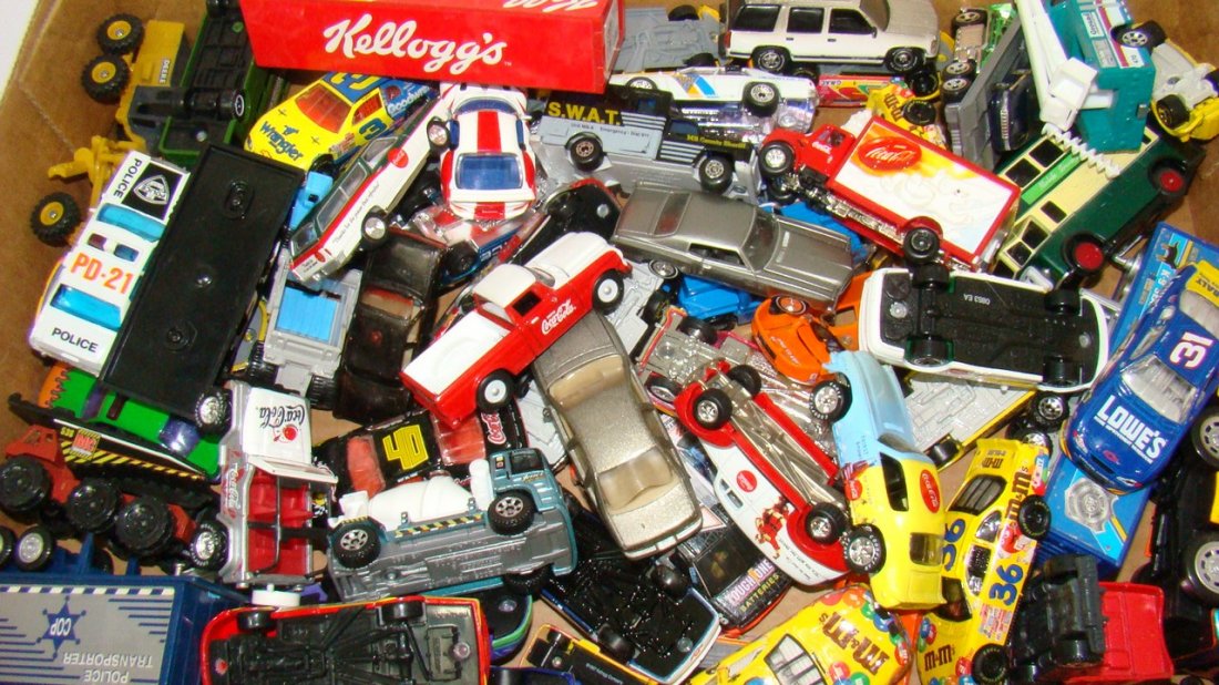 LARGE LOT OF 1:64 DIECAST CARS; VARIOUS MAKERS: 1:64 DIECAST CARS, VARIOUS MAKERS, HOTWHEELS, RACING CHAMPIONS, MATCHBOX, LESNEY AND MORE.