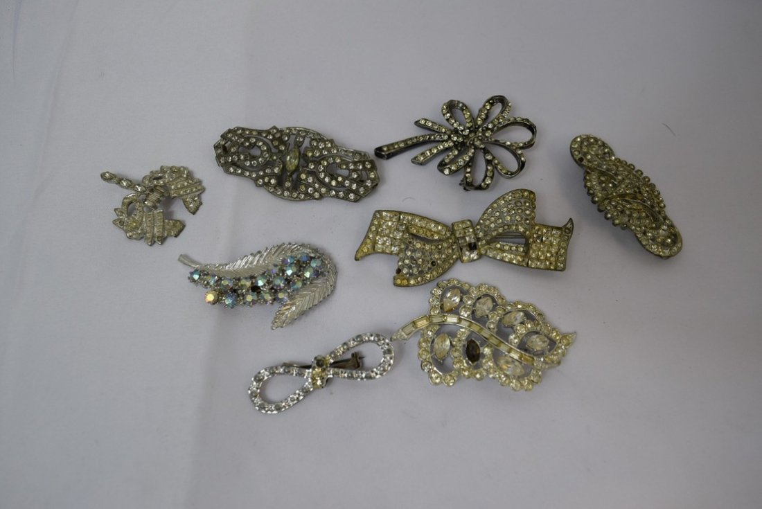 8 VARIOUS VINTAGE BROOCHES AND PINS (1 of 3)