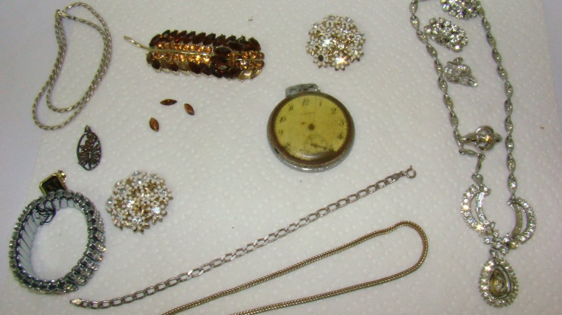 FUN MISC LOT OF JEWERLY AND PIECES (1 of 9)