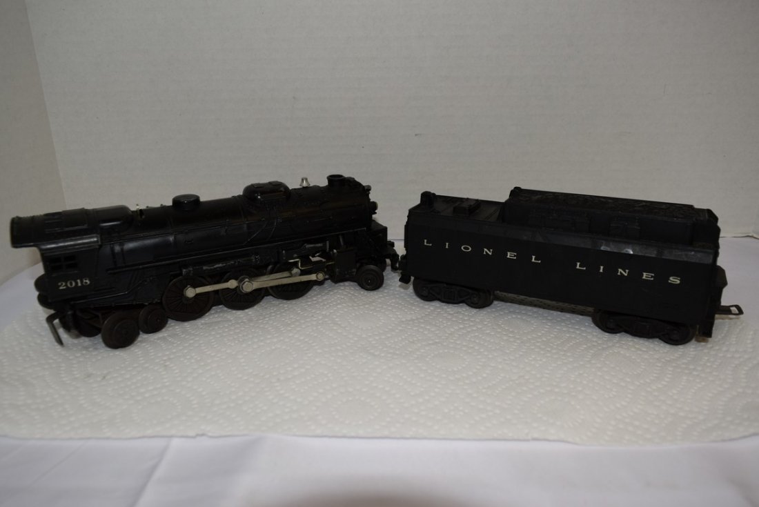 LIONEL 2018 ENGINE AND WHISTLE TENDER: LIONEL 2018 -027 ENGINE -PAINT LOSS AND WHISTLE TENDER - NO NUMBER NEEDS CLEANING - BOTH UNTESTED