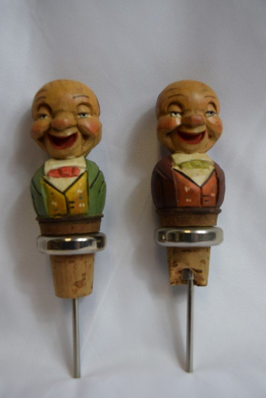 PAIR OF VINTAGE HAND CARVED MEN WOODEN CORK STOPPE: VINTAGE HAND-CARVED HIGHLY DETAILED FIGURAL WOODEN CORK/STOPPER OF LAUGHING MEN IN TIES. ONE CORK DAMAGED.