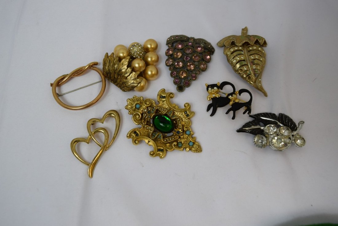 8 VARIOUS VINTAGE BROOCHES AND PINS (1 of 3)