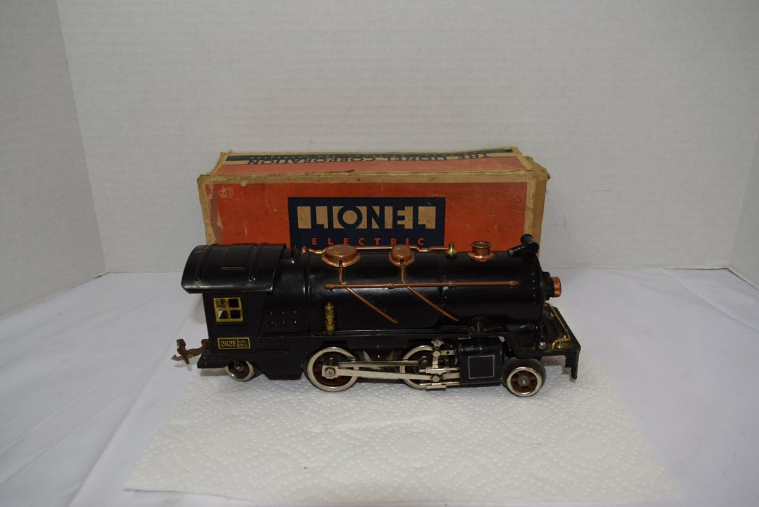 LIONEL PREWAR 262E LOCOMOTIVE ENGINE WITH ORIGINAL: LIONEL PREWAR 262E LOCOMOTIVE ENGINE WITH ORIGINAL BOX. LOOKS TO BE COMPLETE WITH NO PARTS MISSING. CLEAN ON THE BOTTOM, SOME WEAR. BLACK WITH COPPER ACCENTS. BOX IS HEAVILY DAMAGED. UNTESTED. WHEELS 