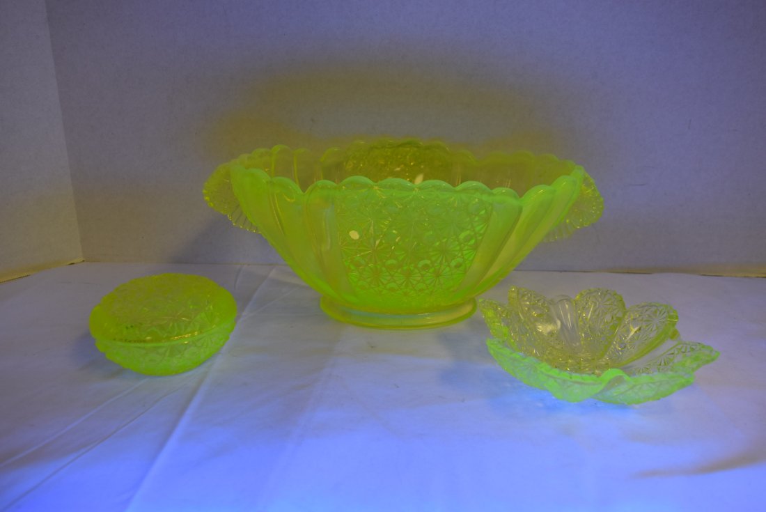 3 PIECES OF YELLOW DAISY AND BUTTON GLASSWARE (1 of 5)