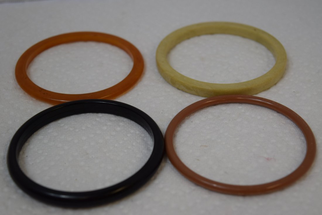 4 BAKELITE BANGLE BRACELETS (1 of 3)