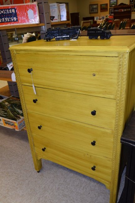 DARLING YELLOW BEDROOM DRESSER (1 of 2)