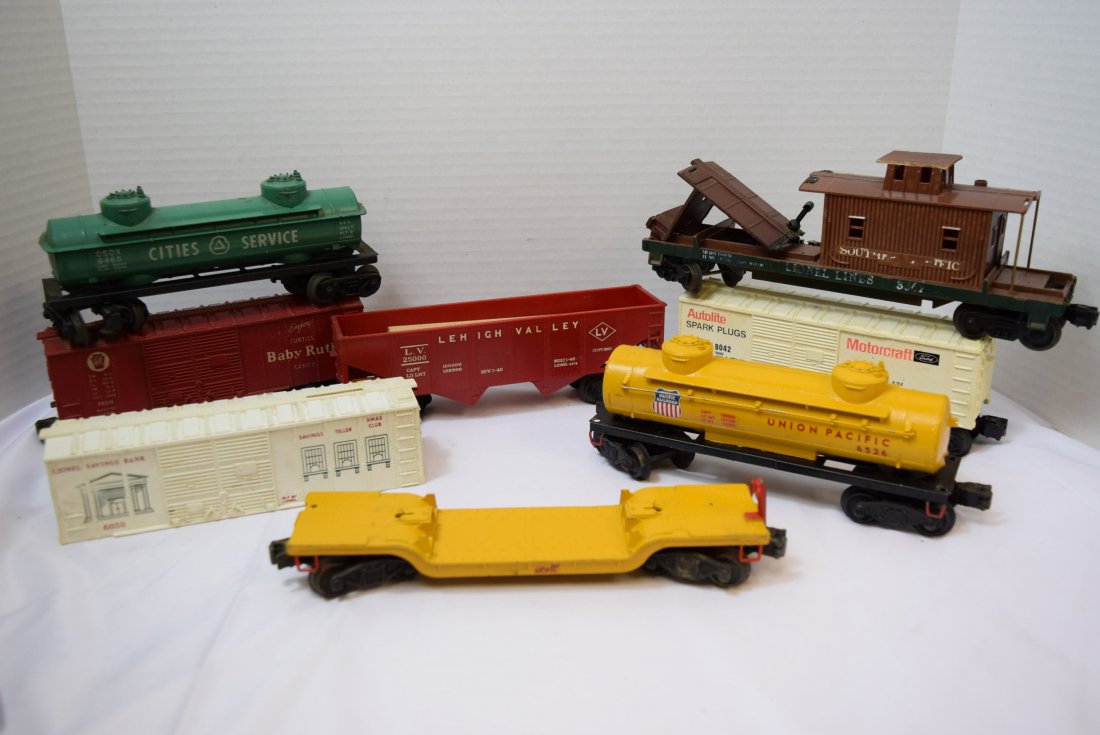 8 VARIOUS LIONEL TRAIN  CARS (1 of 7)