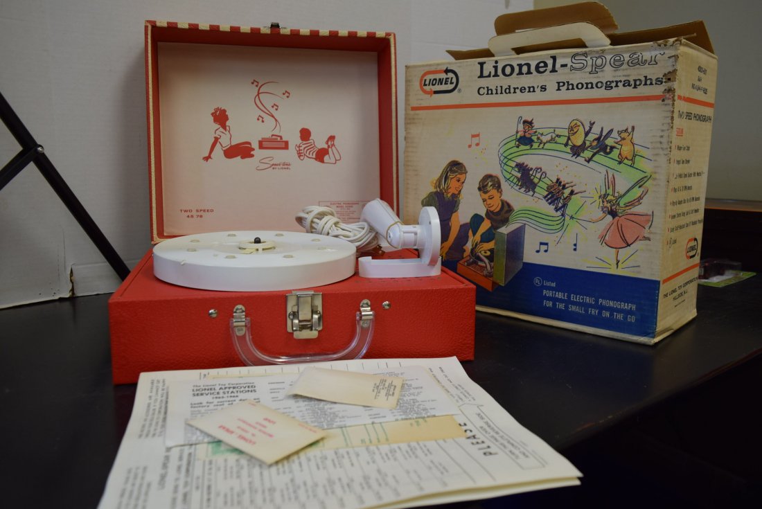 VINTAGE LIONEL ELECTRIC PHONOGRAPH MODEL 42000: VINTAGE LIONEL ELECTRIC PHONOGRAPH MODEL 42000- IN ORIGINAL BOX. BOX DOES SHOW SOME WEAR AND HAS BEEN OPENED. ALL PAPERWORK INSIDE. NEW PACKETS OF LOUD 41000-58 AND SOFT 41000-59 NEEDLES. CASE SOLID R