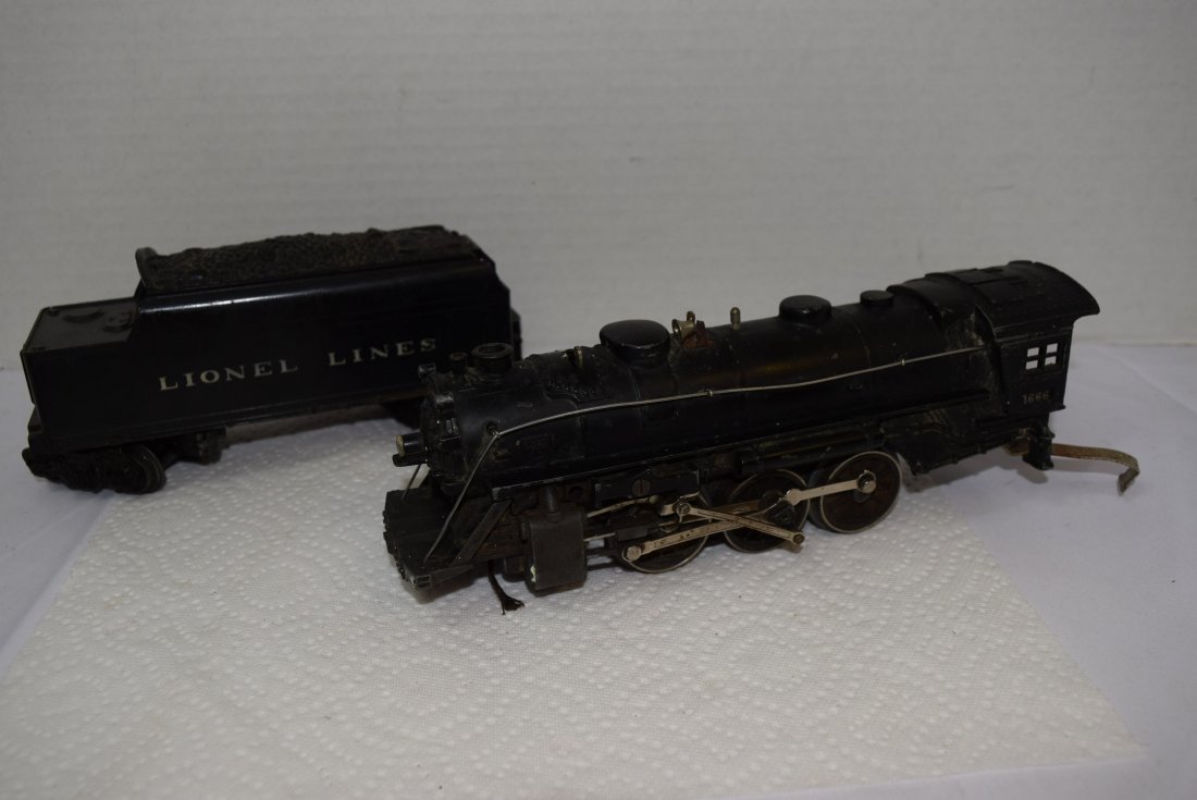 LIONEL LOCOMOTIVE 1666 AND TENDER (1 of 5)