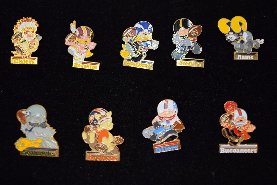 9 NFL HUDDLES HAT/LAPEL PINS (1 of 5)