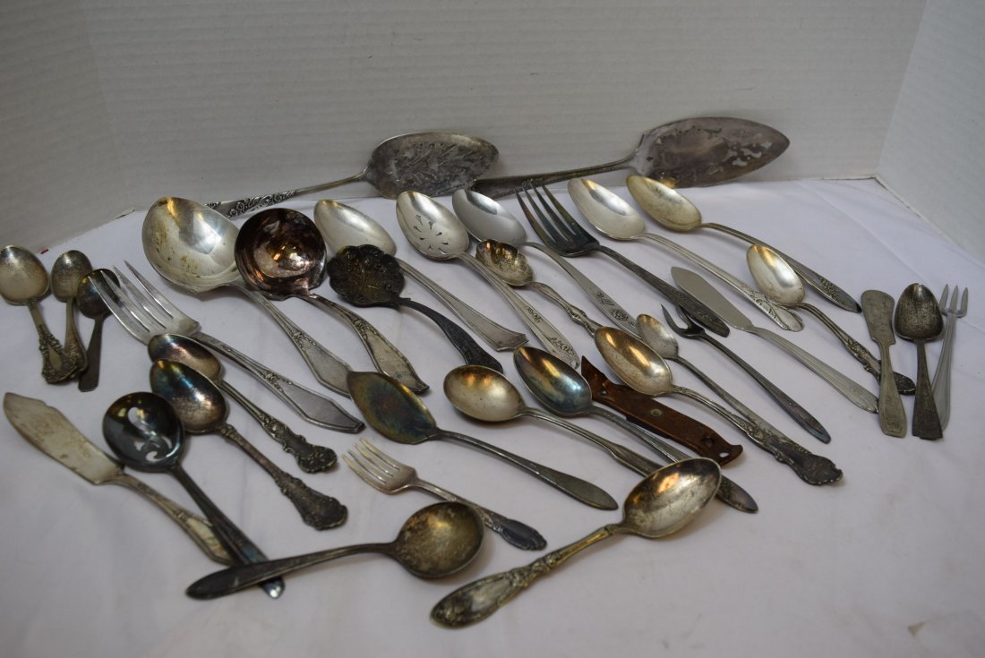 SERVING SILVERWARE PIECES: MULTIPLE PIECES OF SERVING SILVERWARE UTENSILS. HOLMES EDWARDS, ONEIDA, WM. ROGERS AND MORE. GRAVY SPOONS, PIE SERVERS, SLOTTED SPOONS, JELLY SPOONS AND MORE.