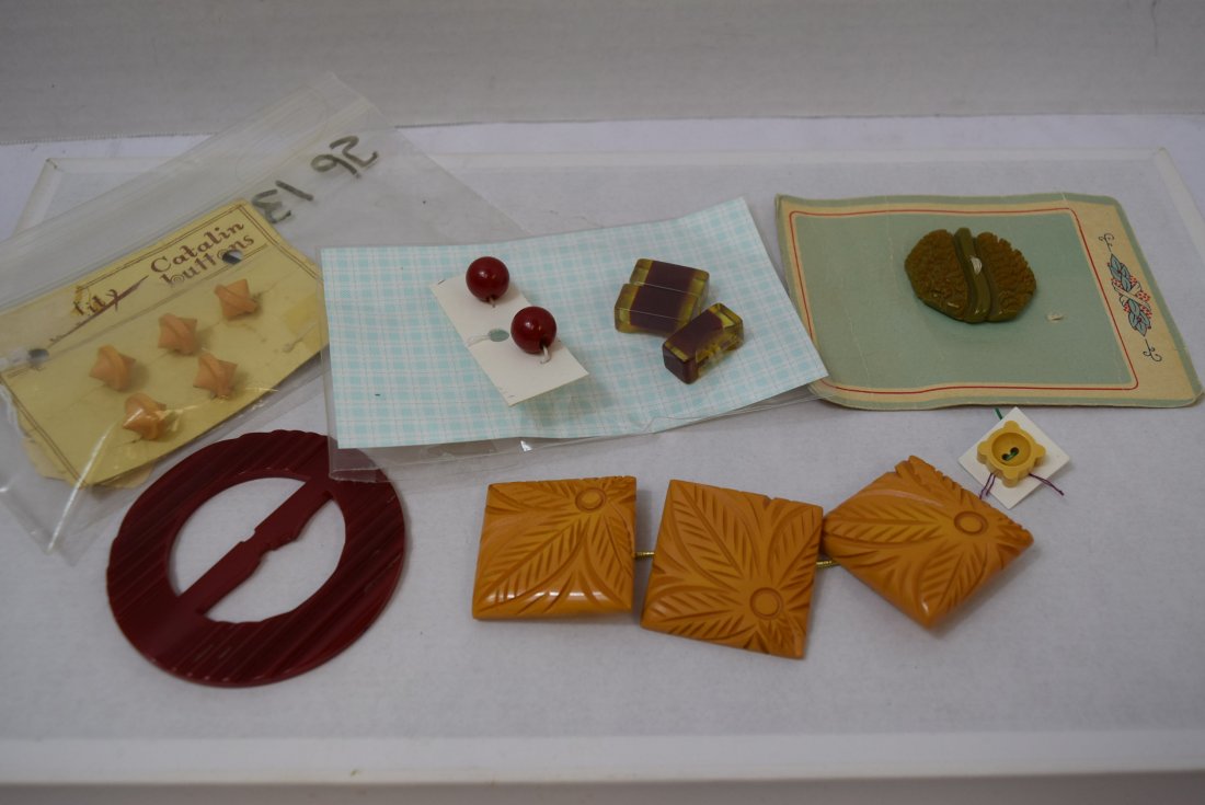 BAKELITE BUTTONS AND BELT BUCKLE (1 of 5)