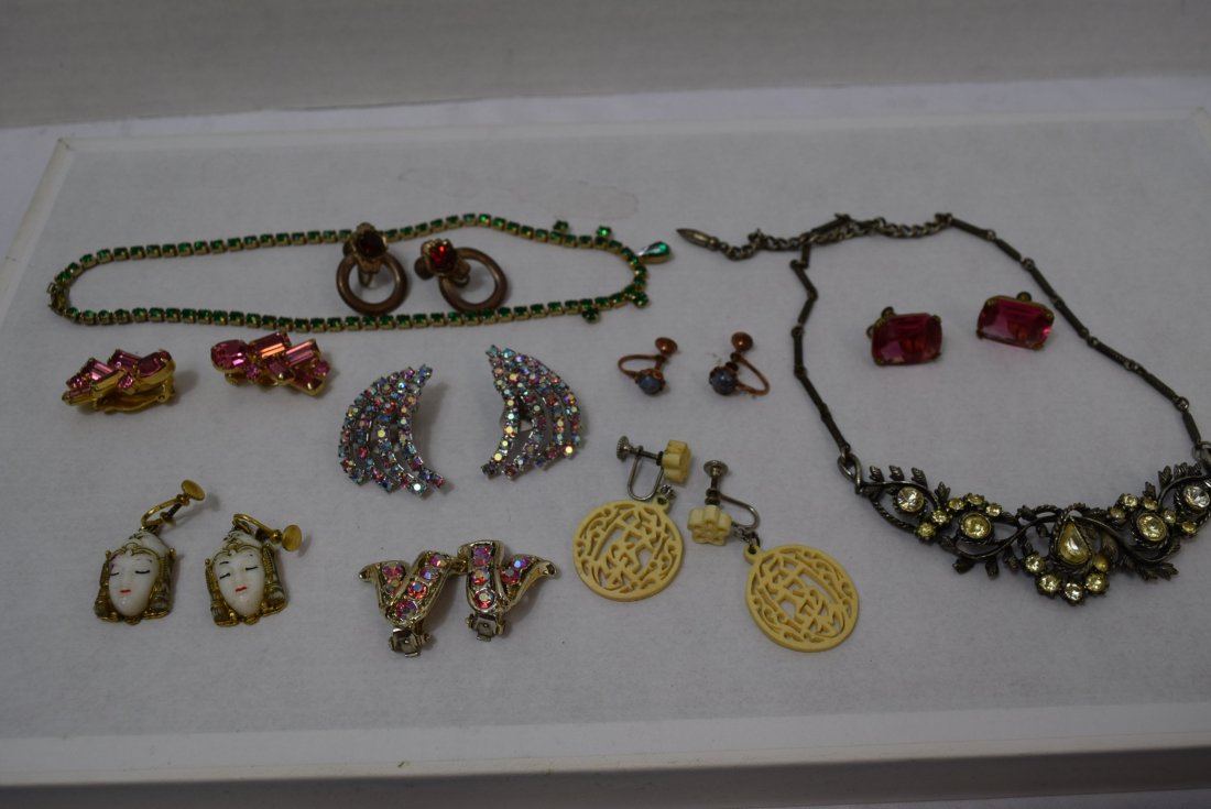 8 VINTAGE PAIR OF EARRINGS AND 2 NECKLACES: 8 VINTAGE PAIR OF EARRINGS AND 2 NECKLACES. 3 CLIP ON EARRINGS AND 5 TWIST BACKS. VARIOUS DESIGNS. GREEN RHINSTONE CHOKER NECKLACE AND AN ORNATE SILVER LOOKING CHOKER NECKLACE WITH CLEAR TURNING YELLO