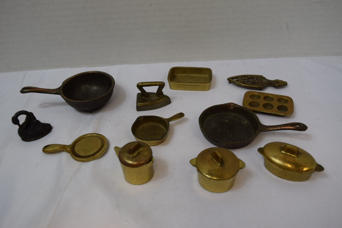 VINTAGE 12 PIECE LOT OF MINIATURE METAL PANS AND M (1 of 6)