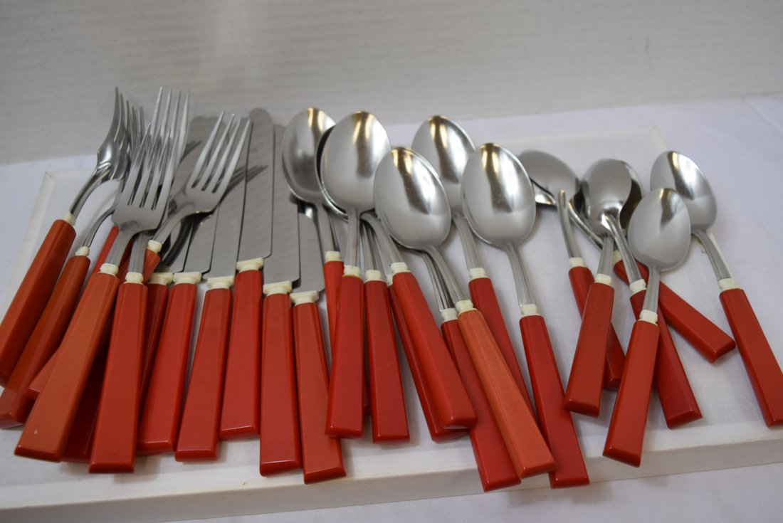 29 PIECE BAKELITE SILVERWARE SET (1 of 3)