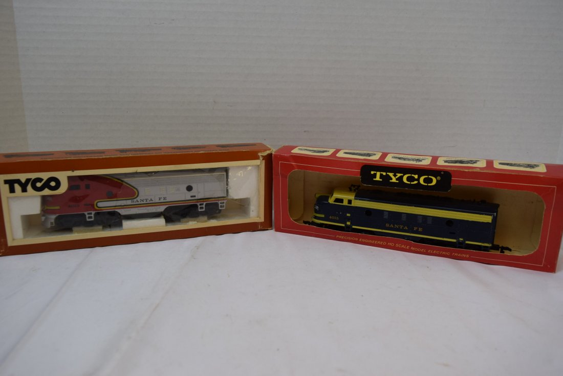 2 - STYLES OF TYCO SANTA FE 4015 LOCOMOTIVES (1 of 6)