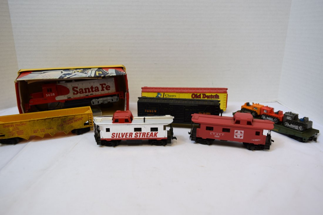 6 TYCO HO SCALE ROLLING CARS & LOCOMOTIVE 5628: 6 TYCO HO SCALE ROLLING CARS. OLD DUTCH CLEANSER BOX CAR 3752, RIO GRANDE CATTLE CAR WITH MOVING DOORS 39497, UNION PACIFIC HOPPER CAR 62040-LOOKS TO HAVE BEEN IN THE WAY OF BLACK SPRAY PAINT, WESTERN