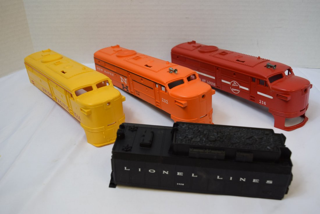 4 LIONEL CAB COVERS: 4 LIONEL CAB COVERS. LOCOMOTIVE RED MINNEAPOLIS & ST. LOUIS #216, LOCOMOTIVE ORANGE NEW HAVEN #232, LOCOMOTIVE YELLOW UNION PACIFIC #1066 AND TENDER BLACK LIONEL LINES #243W. THEY SEEM IN NEW CONDITIO