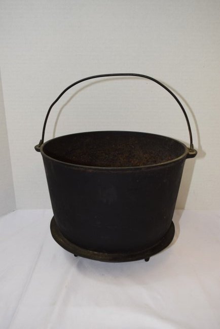 VINTAGE CAST IRON WAGNER #8 BEAN POT (1 of 6)